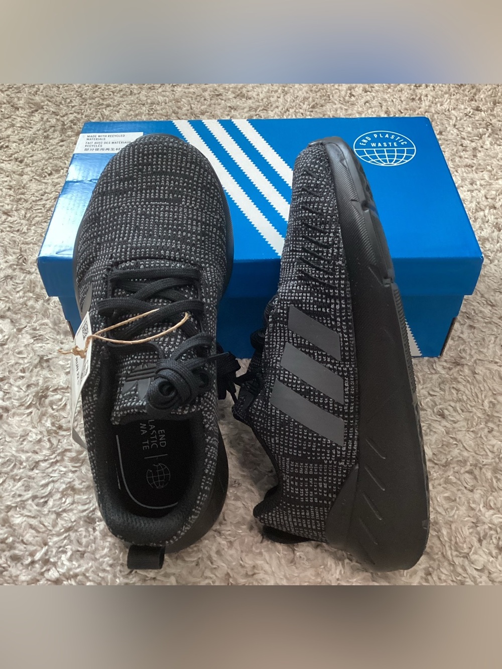 NWT-adidas Swift Run 22 Black Grey-kids size 1.5